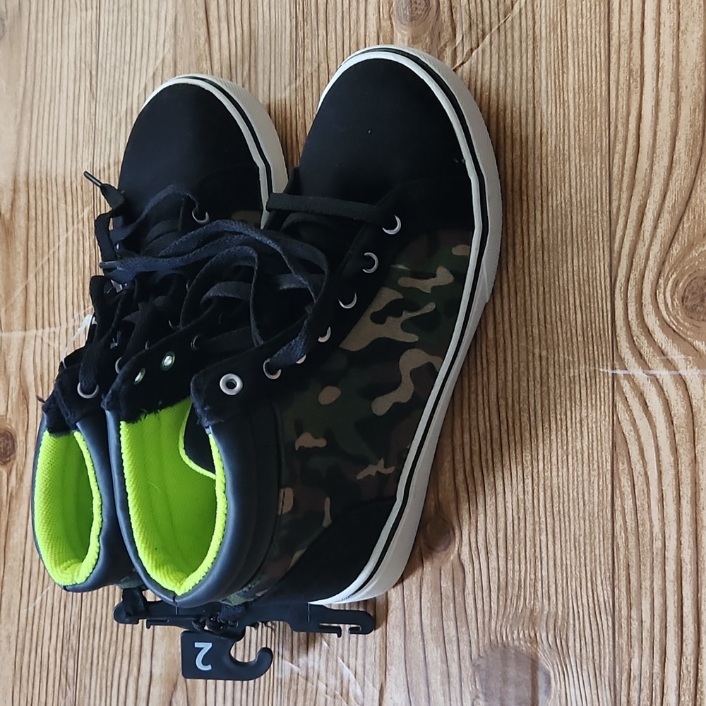 NWT Boys Wondernation Black/Camoflauge High Tops sz 2